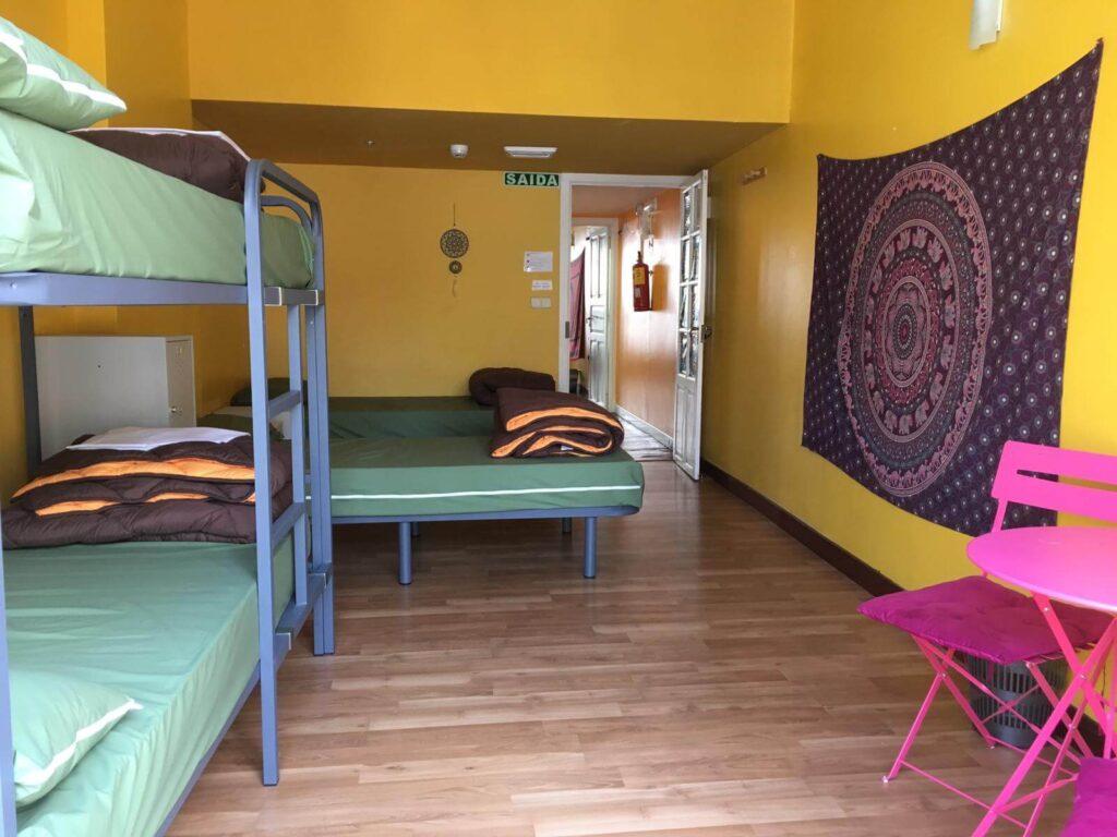 descanso-de-peregrinos-en-albergue-en-Santiago-de-Compostela