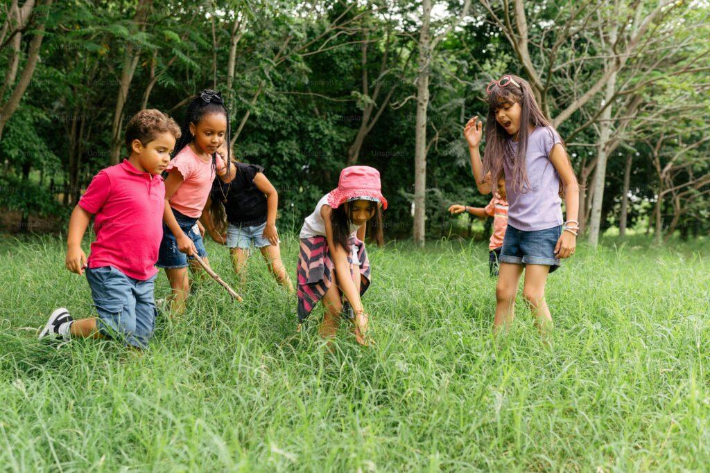 Niños-jugando-en-el-Parque-de-la-Alameda-con-la-Catedral-al-fondo