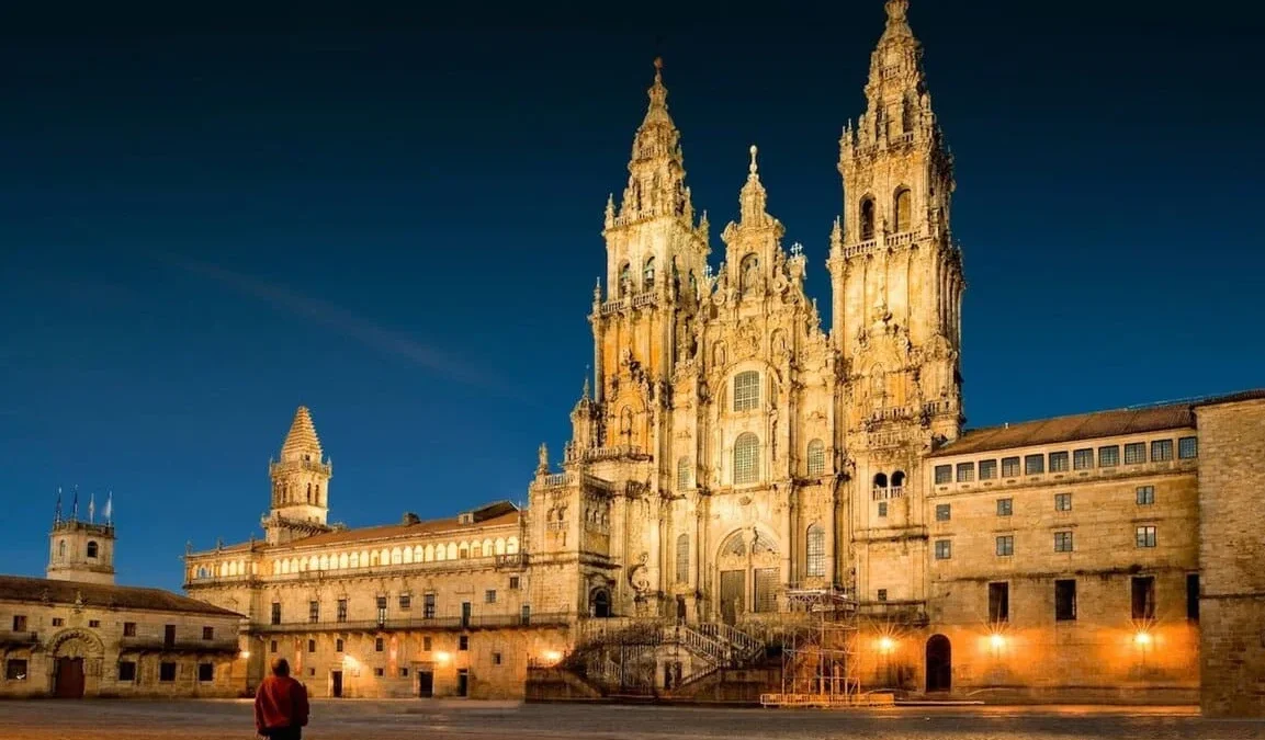Que-visitar-en-Santiago-de-Compostela-peregrinos-llegando-a-la-Catedral