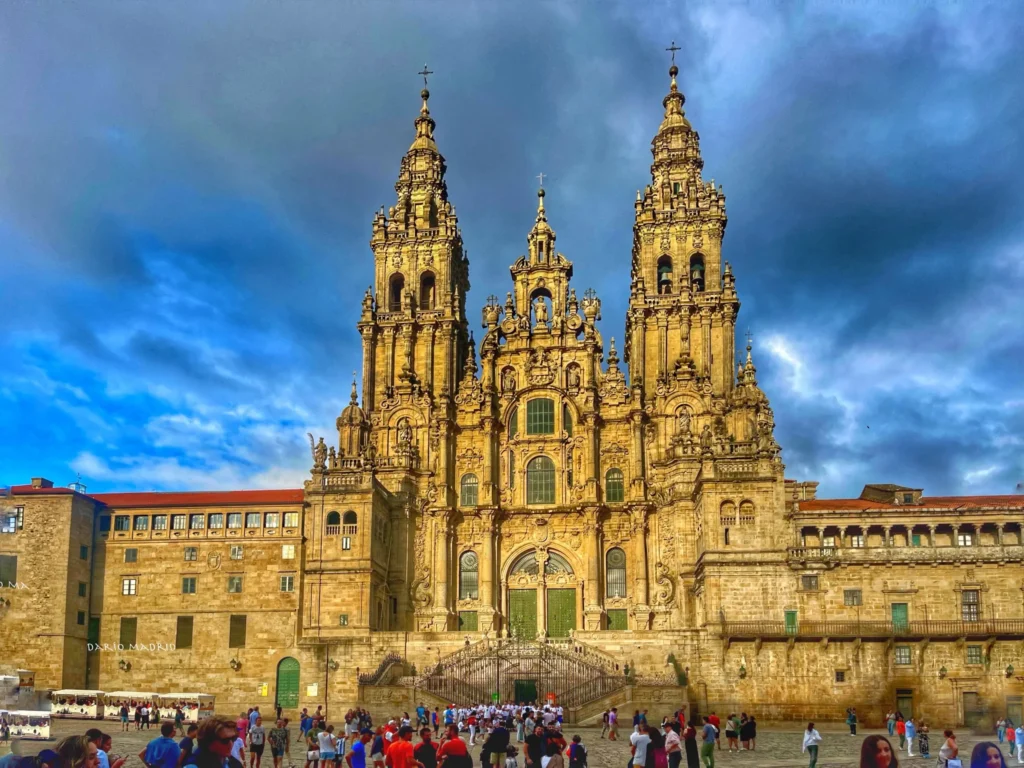 peregrinos-descansando-fin-del-camino-santiago-de-compostela